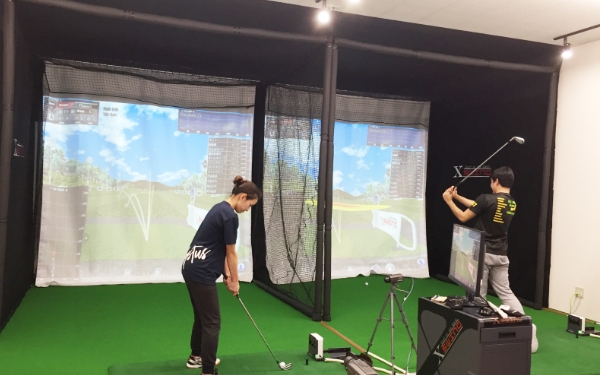 シミュレーションゴルフも利用可能、ゴルフレッスンも充実！